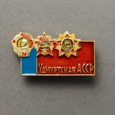 Значок с изображением орденов УАССР на республиканском флаге