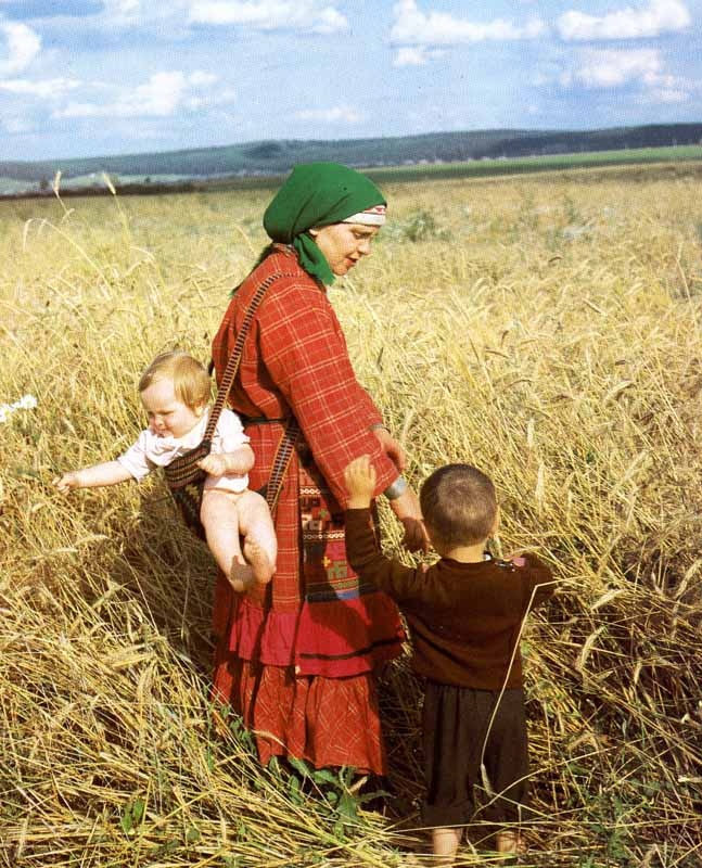 Как будет по русски мама. Удмуртские дети. Женщина с ребенком в поле. УДМУРТКА С ребенком. Удмуртская семья.
